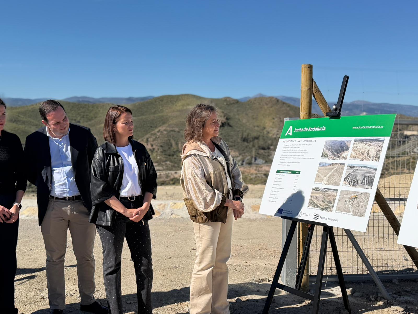 Catalina García durante la visita al vertedero.