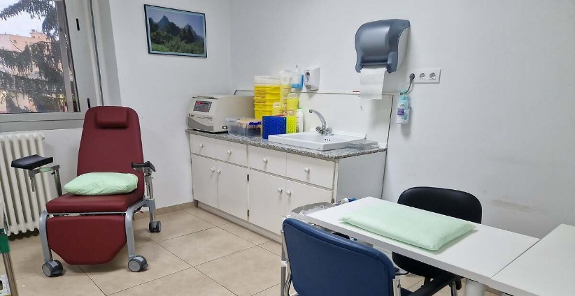 Interior de un consultorio médico con mobiliario e instrumental, pero sin personas