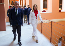 Consejera, Carolina España, con el alcalde de Sevilla