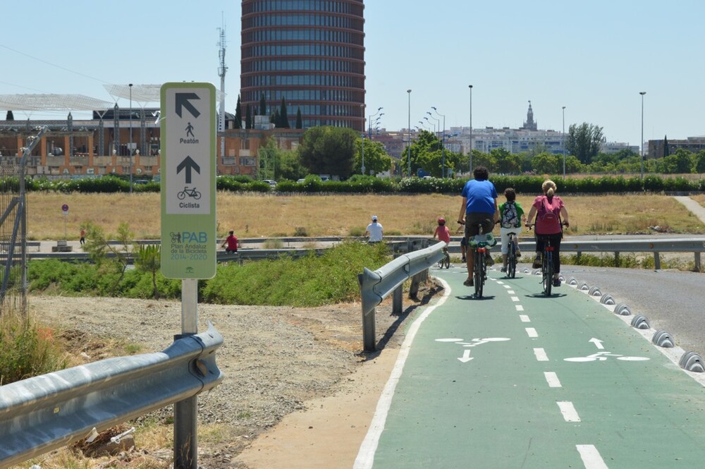 Usuarios de la vía ciclista de Camas a Sevilla.