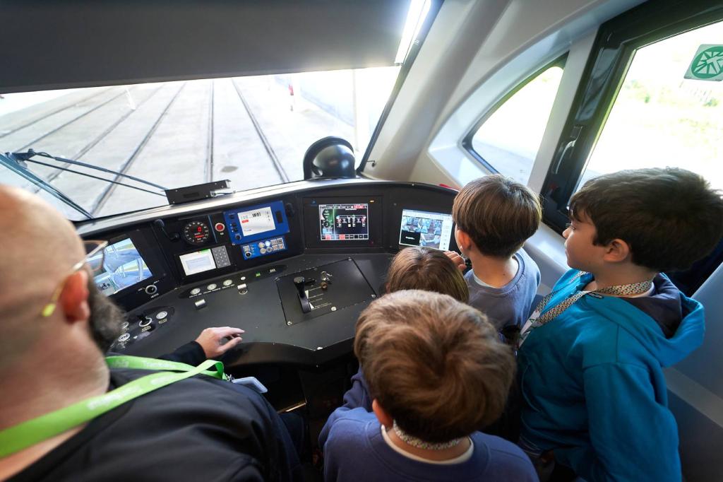 Escolares de Cádiz capital visitan el Trambahía. Escolares de Cádiz capital visitan el Trambahía.