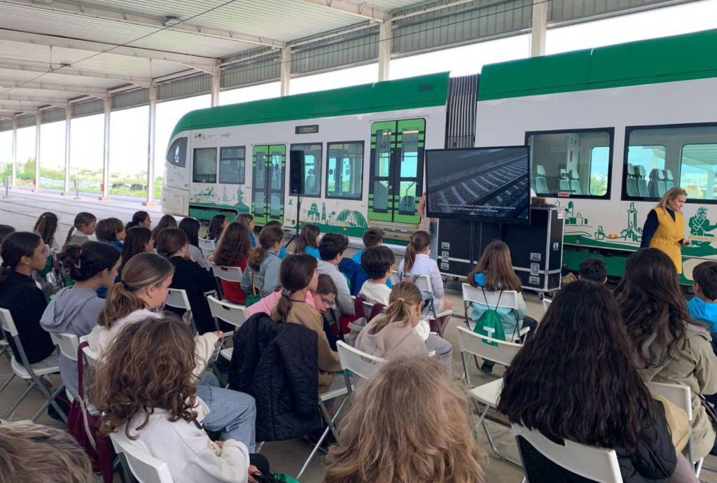 Escolares de Cádiz capital visitan el Trambahía. Escolares de Cádiz capital visitan el Trambahía.