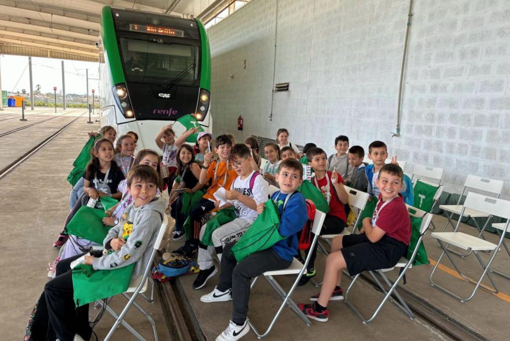 Escolares de San Fernando visitan el Trambahía. Escolares de San Fernando visitan el Trambahía.