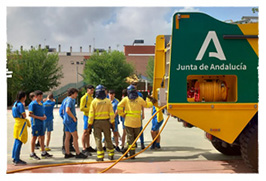 Niños viendo una autobomba