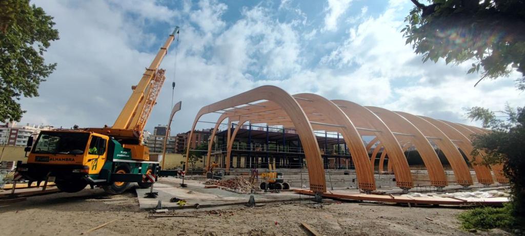 Colocación de las costillas de madera de la estructura de la piscina cubierta de Fuentenueva.