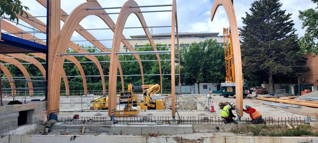 ​​​​Colocación de las costillas de madera de la estructura de la piscina cubierta de Fuentenueva.