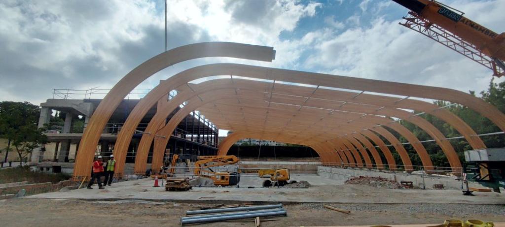 ​​​​Colocación de las costillas de madera de la estructura de la piscina cubierta de Fuentenueva.