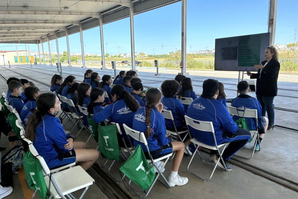 Escolares de San Fernando visitan el Trambahía. Escolares de San Fernando visitan el Trambahía.