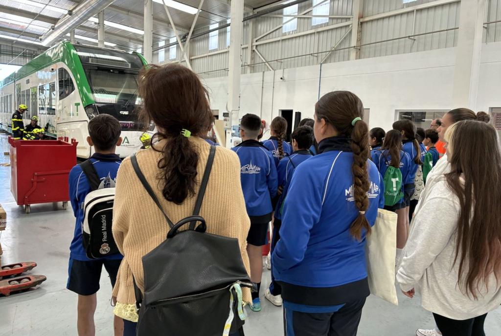 Escolares de San Fernando visitan el Trambahía. Escolares de San Fernando visitan el Trambahía.