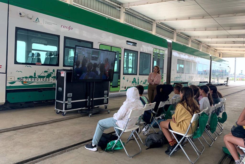 Escolares de Cádiz capital visitan el Trambahía. Escolares de Cádiz capital visitan el Trambahía.