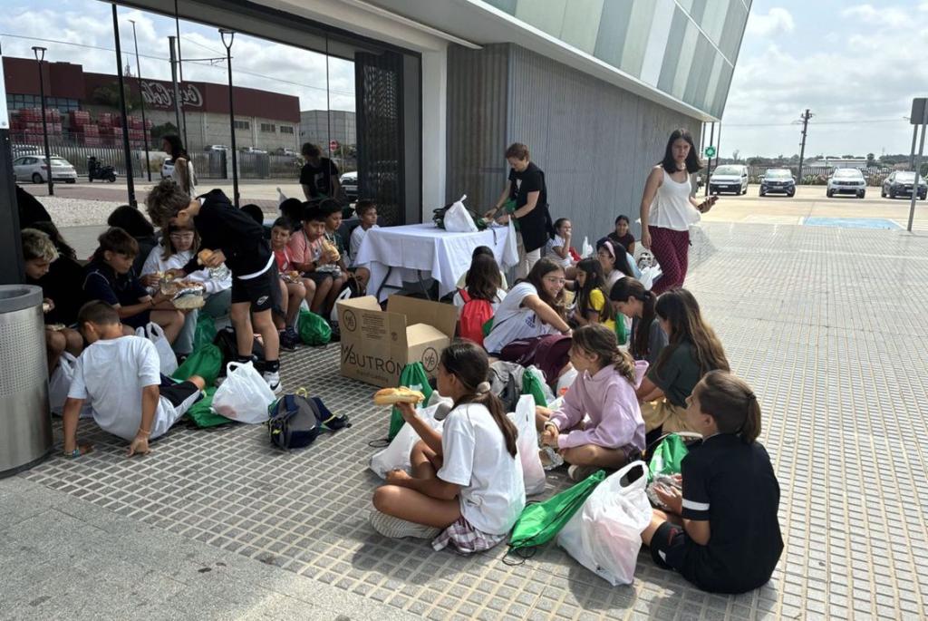 Escolares de Cádiz capital visitan el Trambahía. Escolares de Cádiz capital visitan el Trambahía.
