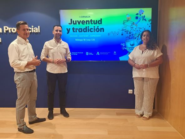 Representantes de la Diputación de Málaga con la responsable provincial del IAJ en Málaga