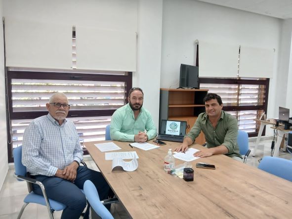 El director del IAJ, a la derecha, con responsabled de Adimurd