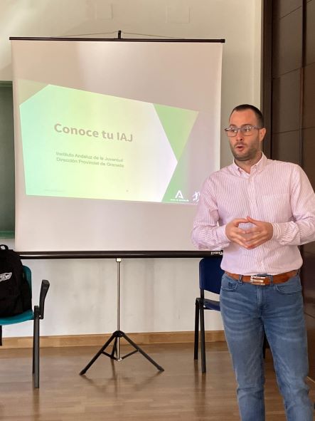 El responsable provincial del IAJ en Granada ha impartido el taller