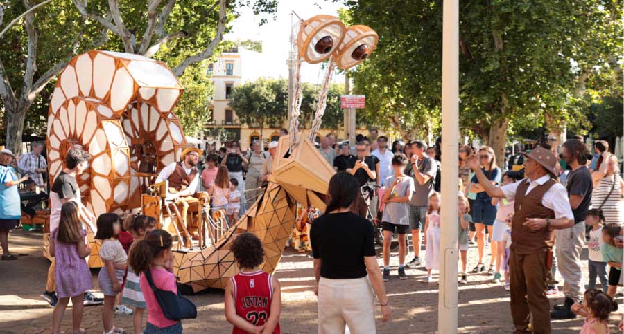 Espectáculo de artes escénicas representando al aire libre 