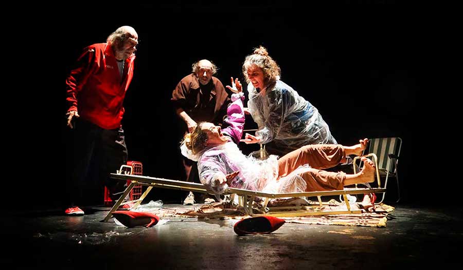 Grupo de actores sobre el escenario de un teatro