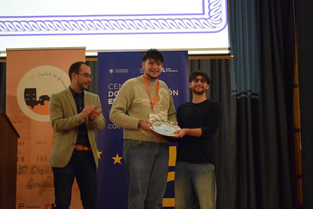 Acto de clausura con la asistencia y entrega de premios por parte del responsabledel IAJ en Granada