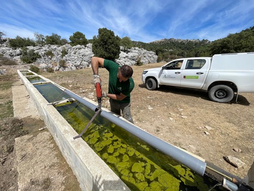 Colocación de dispositivo contra buitres en abrevadero del PN Cazorla, Segura y Las Villas