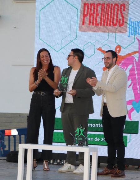 La consejera y el responsable del IAJ en Granada entregan uno de los premios