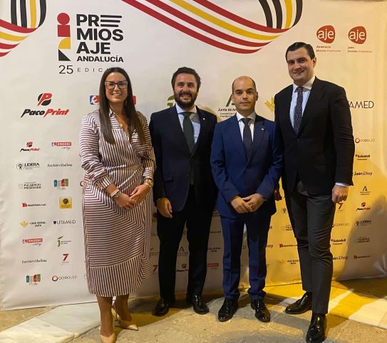 El director del IAJ, a la derecha, acompañado por la responsable provincial del IAJ en Jaén