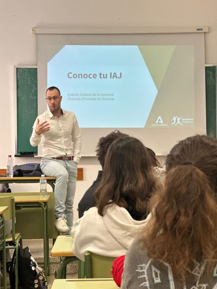 El responsable provincial del IAJ en Granada impartiendo la charla informativa a los jóvenes estudiantes
