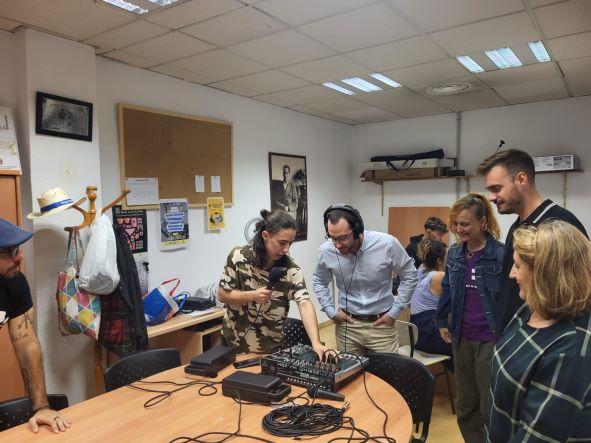 El responsable provincial del IAJ en Granada, José Luis de la Torre, ha realizado una visita para supervisar esta actividad
