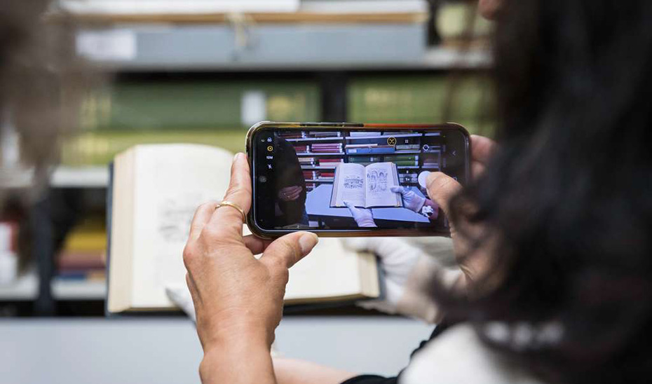 Una joven fotografía un libro