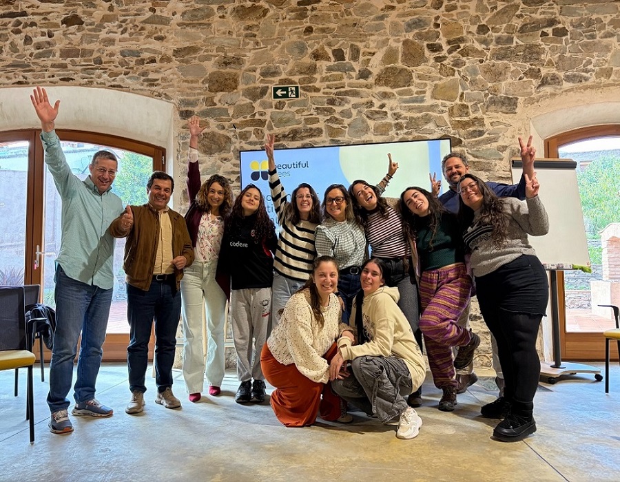 Mujeres participantes en Arroyomolinos de León con los responsables del IAJ en Huelva y Sevilla y otros técnicos