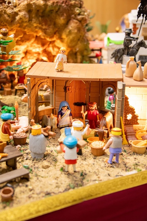 Se trata de un Belén “muy malagueño y rociero”, en el que destacan numerosos guiños a la identidad local