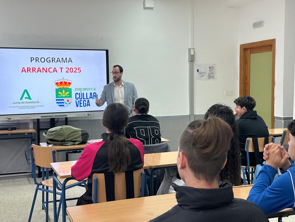 El responsable del IAJ en Granada con los alumnos de Secundaria en Cúllar Vega