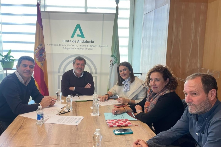 El responsable provincial del IAJ, a la izquierda, reunido con responsables del Ayuntamiento de Cádiz para la organización del concurso