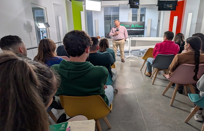 Charla informativa 'Conoce tu IAJ' en la sede del Instituto Andaluz de la Juventud