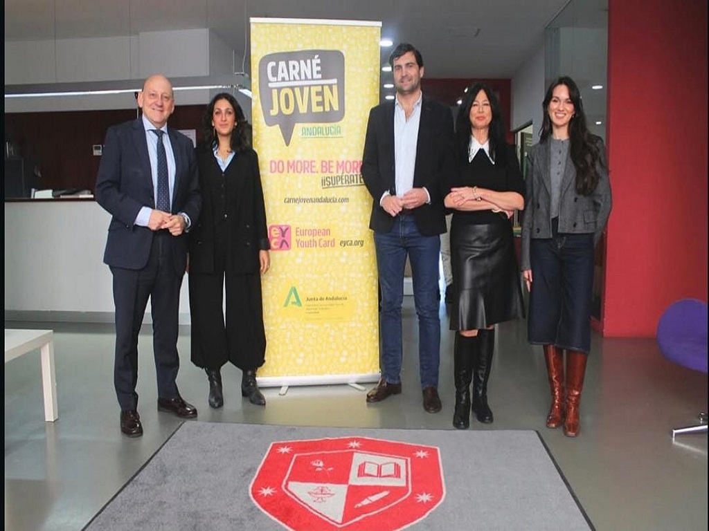 El director del IAJ ha participado en la Escuela Sevilla de Moda, explicando las ventajas del Carné Joven en Andalucía