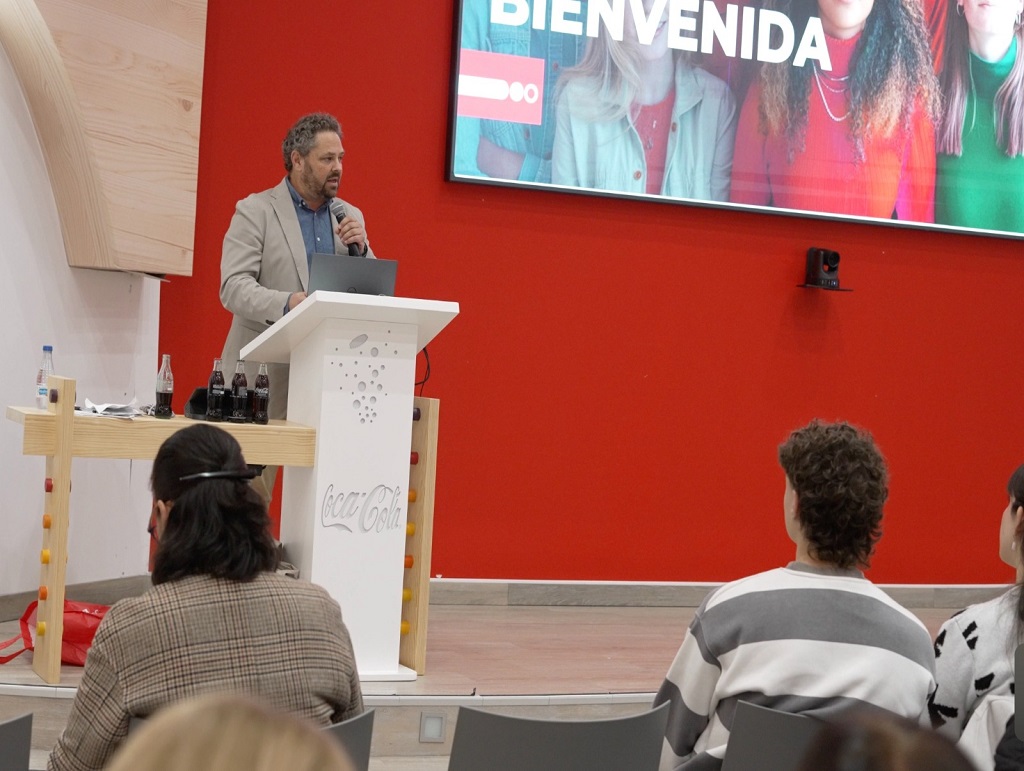 El responsable provincial del IAJ en Sevilla da la bienvenida a los participantes de 'Gira Jóvenes' de Coca Cola