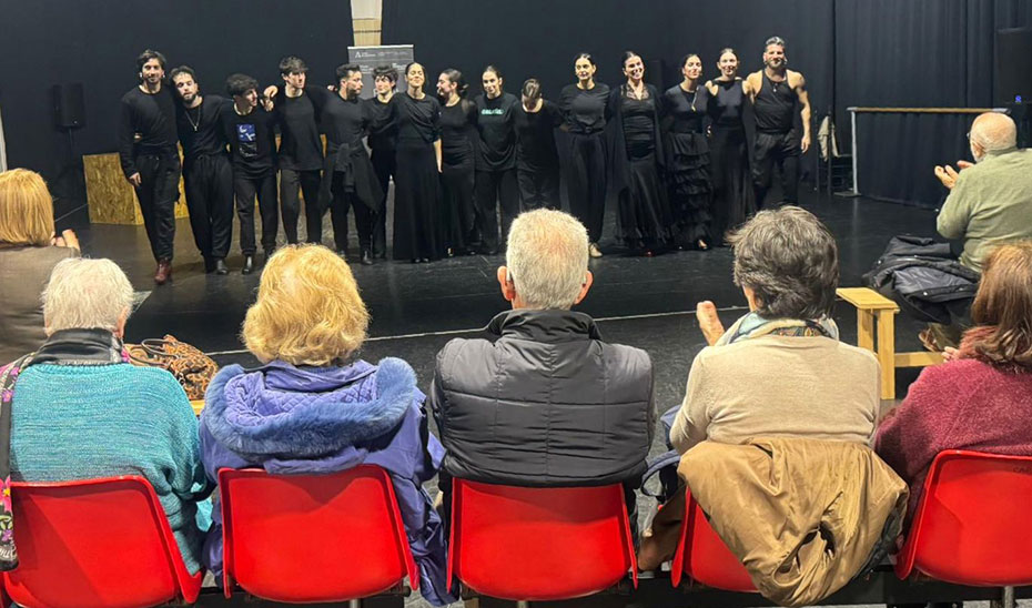 Una delegación de la Confederación Andaluza de Alzheimer asiste a un ensayo de 'Pineda. Romance popular en tres estampas', del Ballet Flamenco de Andalucía.