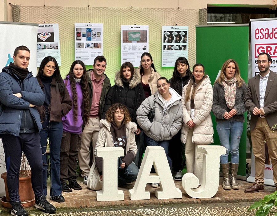Los jóvenes exponen sus obras en el patio de la Dirección Provincial del IAJ en Granada